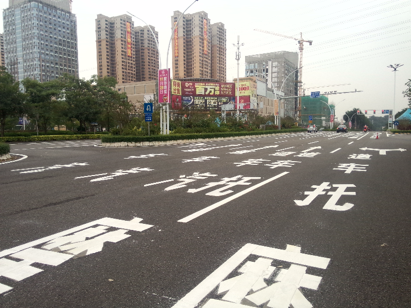 廣場(chǎng)東發(fā)展崗-道路劃線(xiàn)施工